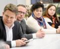 Bild: Gabi Schönberger
CSU-Oberbürgermeisterkandidat Benjamin Zeitler (links) zu Besuch beim Weidener Arbeitskreis Asyl. Zeitler setzt auf die staatliche Verteilung Asylsuchender.