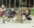Bild: gb
Zweistellige Klatsche im Oberpfalzderby: Die Blue Devils gingen am Sonntag gegen den EV Regensburg mit 2:11 unter. Hier verfolgt Michael Kirchberger den Regensburger Topscorer Richard Divis, rechts Devils-Keeper Jonas Neffin.