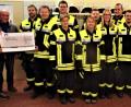 Bild: jml
Freude bei den Löschgruppen der Hannersgrüner Feuerwehr! Mit den neuen Schutzanzügen sind sie bestens ausgerüstet, wie Kommandant Alexander Krauß (Dritter von links) zufrieden feststellt. Vorstand Manfred Häring (rechts daneben) übergibt als Zuschuss vom „Dörferer“ Feuerwehrverein einen Scheck über 500 Euro an die Bürgermeister Rudolf Götz und Gerhard List (von links).