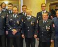 Keine großen Änderungen gab es in der Vorstandschaft der Feuerwehr Oberköblitz. Unser Bild zeigt Kreisbrandrat Dieter Schweiger (links), stellvertretenden Kommandant Thomas Schwarz (Zweiter von links), Bürgermeister Konrad Kiener (Vierter von links) und Kommandant Christian Demleitner (Sechster von links), Vorsitzenden Markus Eichstätter (Dritter von rechts) und seinen Stellvertreter Franz Jungwirth (Sechster von rechts)
