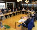 Bild: do
Rekordbesuch herrscht in der öffentlichen Sitzung des Marktgemeinderats: Einige Besucher müssen sich mit Stehplätzen begnügen. Stark vertreten sind die Brandschützer aus Thurndorf, die die spannende Debatte um den Kauf eines neuen Löschfahrzeugs für ihre Wehr aufmerksam verfolgen.
