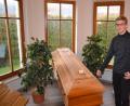 Bild: fuw
Ein Bestatter berät Hinterbliebene bei der Wahl des geeigneten Sarges. Doch das ist bei weitem nicht die einzige Aufgabe, sagt Jakob Völkl. Der Beruf des Bestatters werde oft falsch eingeschätzt.