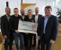 Bild: adj
300 Euro gehen als Finanzspritze an die KLJB. Von rechts: Johann Confal, Eka Reber, Stella Schwarz, Hubert Meiler, Fabio Förster und Karlheinz Schreiner.