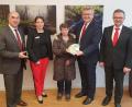 Bild: dob
Martha Lang (Mitte) freut sich, den Gewinn, den Kundenberater Reinhard Steger überreicht. Vorstandsvorsitzender Josef Pflaum (links), Filialbereichsleiterin Melanie Nowlin (Zweite von links) sowie Marktdirektor Thomas Müllner (rechts) gratulierten.