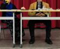 Bild: exb
Holocaust-Überlebender Professor Alexander Fried berichtet Schülern des Stiftland Gymnasiums von seinen Erlebnissen im Dritten Reich. Seine Frau Dorothea Woiczechowski-Fried unterstützt den 94-Jährigen.