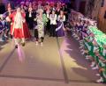 Bild: do
Fast 100 Mitwirkende versammeln sich schon zur Eröffnungszeremonie der Faschingsgala auf dem Tanzparkett.