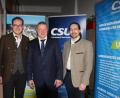 Bild: frd
Dem CSU-Bürgermeisterkandidaten Herbert Uschold stehen Ortsvorsitzender Tobias Ehrenfried (links) und Stadtratfraktionssprecher Alexander Ried (rechts) zur Seite. Das Dreigestirn gab sich beim Wahlkampfauftakt zuversichtlich, mit einer Mehrheit im Stadtrat und einem CSU-Bürgermeister die Stadt weiter voranzubringen zu können.




Das neue Oberviechtacher CSU- Dreigestirn mi (von links) dem CSU Ortsvorsitzenden Tobias Ehrenfried, CSU- Bürgermeisterkandidat Herbert Uschold und dem CSU- Fraktionssprecher im Stadtrat ist zuversichtlich, mit einer Mehrheit im Stadtrat und einem CSU- Bürgermeister an der Spitze, in den nächsten sechs Jahren zum Wohle der Bürger abrieten zu dürfen und die Stadt weiter voranzubringen Bild: frd