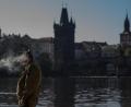 Bild: EPA/FILIP SINGER |
Erinnerung an die Befreiung Prags 1945 durch die US-Armee: Der Freiheit so nah, einigten sich die Alliierten, die Tschechoslowakei dem Einfluss der Sowjetunion auszuliefern. Der Schauprozess gegen den jüdischen KP-Generalsekretär Rudolf Slánský führten zu neuem Antisemitismus.