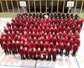 Bild: tu
Alle am Turnier beteiligten Mannschaften, ihre Trainer, Betreuer und Sponsor Stefan Voit in der Sporthalle.