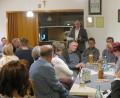 Bild: jzk
CSU-Bürgermeisterkandidat Roman Schäffler (stehend) stellte in Kötzersdorf wichtige Punkte seines Wahlprogramms vor.