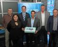 Bild: Dobmeier
Die Landtagsabgeordneten Roland Magerl (Zweiter von rechts) und Stefan Löw (mit Torte) begrüßen zur AfD-Bürgerbüroeröffnung zahlreiche Gäste mit den Weidener Stadtratsspitzenkandidaten Manfred Schiller (rechts) und Ewa-Nellina Marino.