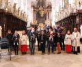 Bild: exb
Stadtpfarrer Thomas Vogl (rechts) mit den Eltern und ihren Kindern beim Tauferinnerungsfest in der Basilika Waldsassen.