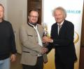 Bild: Dobmeier
Die Freien Wähler mit Vorsitzendem Bernhard Schlicht (rechts) und seinem Stellvertreter Bernhard Herzog (links) danken Stadtplaner Martin Kohl für das Impulsreferat zur Westumgehung Neunkirchen.