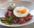 Bild: Gabi Schönberger
Serviert wird Labskaus traditionell mit Rollmops, Spiegelei und sauerer Gurke.