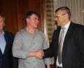 Bild: frd
CSU-Ortsvorsitzender Norbert Veitenhansl (rechts) wünschte Xaver Bayer alles Gute für seine Bewerbung um das Bürgermeisteramt der Stadt Schönsee. Nach der Nominierung stand auch Ehrenvorsitzender Josef Irlbacher (links) parat, um zu gratulieren.