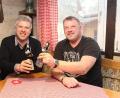 Bild: Evi Wagner
Ein gemütliches Bier im Wohnwagen: Platzwart Norbert Weiß und Dauercamper Marc Gebert.