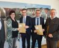 Bild: exb/Maria Schuierer
Oberbürgermeister Andreas Feller (rechts) übergab zusammen mit Walter Zurek, Leiter der Städtischen Fernwärmeversorgung (links), und Birgit Eichinger von der Städtischen Fernwärmeversorgung die Förderbescheide für Neukunden an Maximilian Meiler (Mitte) und Helmut Ascher (Zweiter von rechts).