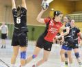 Bild: Ziegler
Die Sulzbacher Kreisläuferin Tanja Häckl (am Ball) wirft per Falllwurf vom Gästekreis. Die Abwehraktion der Hezogenauracherin Lena Kräck (links kommt zu spät.