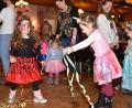 Bild: hcz
Marienkäferchen, Einhorn und in der Mitte ein kleiner Schmetterling: Alle haben ihren Spaß beim Kinderfasching der "Altbairischen".