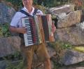 Bild: M. Ponader
Seit vielen Jahren ist Michael Ponader in der Volks - und Unterhaltungsmusik, in der Blasmusik oder als Alleinunterhalter mit dem Akkordeon unterwegs. Bei den „Flotten Saiten“ spielt er auf der Zither traditionelle Volksmusik. Zusammen mit seinen Söhnen, bekannt als „Ponader Boum“, spielt er mit fränkischer - oberpfälzischer Musik auf Feierlichkeiten auf. Zudem ist er als Referent für den Landesverein für Heimatpflege in Sachen Verbreitung der Volksmusik unterwegs.