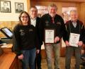 Bild: bsc
Die Vorsitzenden des Kleintierzuchtvereins Friedenfels, Ramona Bauer (rechts) sowie Nadja Dostler, und Zweiter Bürgermeister Oskar Schuster (von links) gratulierten Anton Bauer (Mitte) zur Ernennung zum Ehrenmitglied sowie Ludwig Schultes (Zweiter von rechts) für seine 60-jährige Vereinszugehörigkeit.