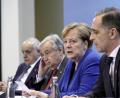 Bild: Michael Kappeler/dpa
Als Gastgeberin der Libyen-Konferenz im Zentrum der globalen Aufmerksamkeit und dennoch ohne entscheidenden Einfluss: Bundeskanzlerin Angela Merkel (CDU) spricht neben Außenminister Heiko Maas (rechts, SPD), Ghassan Salame (links), UN-Sonderbeauftragter für Libyen, und Antonio Guterres (Zweiter von links), Generalsekretär der Vereinten Nationen, nach der Libyen-Konferenz auf einer Pressekonferenz.