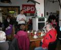 Bild: fpoz
Bürgermeisterkandidat Ulrik Katholing freute sich über die gute Besucherresonanz zum Wahlauftakt der Sozialdemokraten im Musikbahnhof „Schaffnerlos“. Am Nachmittag waren viele Senioren vor Ort, am Abend standen die Landwirte im Mittelpunkt der Gespräche.