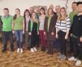 Bild: soj
Der neue Vorstand (von links): Udo Kneidl, Karola Hausmann, Petra Serfling, Lothar Schreyer, Sophia Kneidl, Manfred Kratzer, Daniela Vetter, Thomas Lindner, Andrea Pfreundtner, Helmut Pöllath, Larissa Wegmann sowie Horst und Stefan Serfling.
