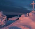 Bild: exb/Josef Schell
Das Gipfelkreuz am 1660 Meter hohen Arber im Licht der Morgenröte. Himmel und Erde bilden ein magisches Stück Bayerischer Wald. Die Wintersonne malt ein Gemälde, ein Werk mit Schatten und Schnee.