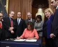 Bild: Susan Walsh/dpa
Die Vorsitzende des Repräsentantenhauses, Nancy Pelosi (Mitte), unterzeichnet im Kreise der sieben Anklagevertreter der Demokraten die Impeachment-Resolution. Mit ihrer Unterschrift wird die Anklage im Amtsenthebungsverfahren gegen US-Präsident Trump an den Senat übermittelt.