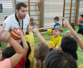 Bild: exb
DJK-Coach und BBV-Jugendkoordinator Stefan Merkl muss viele Fragen beantworten. Der Aktionstag an der Grundschule macht den rund 115 Schülern sichtlich Spaß.