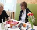 Bild: Evi Wagner
Auch Mittagspause wird für das ehrenamtliche Engagement genutzt: Maria Dotzler und Margit Adamski vom Verein „zweitesLeben“ bei der Besprechung.