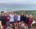 Bild: exb
Mira Stegmann (Zweite von rechts) und das gesamte Team mit Spielerinnen und Betreuern der Florida State University aus Tallahassee auf dem Diamond Head – im Hintergrund Honolulu und der Pazifik.