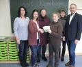 Bild: knh
Kunigunde Schleyer, Christine Härtl und Roswitha Schmidt (Fünfte bis Dritte von links) und übergeben den Gewinn der Weihnachtstombola an Susanne Zimmermann, Leiterin des Kinderhorts „Regenbogen“. Auch Kinderhausleiterin Doris Weigl (links) und Bürgermeister Richard Kammerer (rechts) freuen sich.