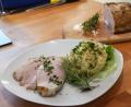 Bild: Gabi Schönberger
Mit Geduld gegart und aufmerksam gerührt: die Schweinelende mit Kapern-Kräuter-Risotto.