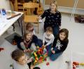 Bild: hir
Bei den "Kirchenkids" können Kinder ab vier Jahren ihre Freizeit bewusst und sinnvoll gestalten. Unter der Leitung von Susanne Most (hinten) und Claudia Mutzbauer setzen sie hier eine Episode aus der Bibel mit Lego-Steinen kreativ um.
