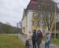 Bild: exb
Veronika Frenzel (links) stellte vor dem Schloss Theuern den von ihr initiierten Spazierweg vor.