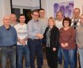 Bild: bö
Regina Armbruster (vorne, Dritte von rechts) von der unabhängigen Wählergemeinschaft Hohenburg kandidiert für das Bürgermeisteramt in Hohenburg. Dazu gratulierte ihr Alois Siegert zusammen mit den anderen Listenkandidaten.