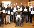 Bild: Hirsch
Beim Wahlkampfauftakt der Freien Wähler formulierten Sebastian Behr, Stefanie Wack, Markus Zeug, Christian Schediwy, Daniel Winkler, Julian Jäger, Florian Spiegler, Philipp Weinzierl, Thomas Kainz, Ferdi Eraslan, Wolfgang Seefeld, Dieter Hagen, Florian Buchfink, Karl-Heinz Saur und Ingeborg Jäger (von links) ihre Ziele.