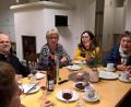 Bild: Rosa Schöner
Gottesdienst-Besucher und Gäste probierten mit Pfarrer Armin Maierhofer im Gelebten Museum den gesegneten Wein nach dem Abendgottesdienst in fröhlicher Stimmung.