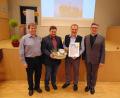 Bild: hae
Während des Neujahrsempfangs der Ammersrichter Pfarrei St. Konrad wird Pastoralreferent Christian Irlbacher im Pfarrsaal verabschiedet (von links): Kirchenpfleger Günter Weigl, Pfarrgemeinderatssprecher Tobias Neudecker, Pastoralreferent Christian Irlbacher und Pfarrer Michael Jakob.