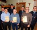 Bild: hai
Für jahrzehntelangen aktiven Dienst und treue Mitgliedschaft dankten Vorsitzender Dieter Popp (links) und stellvertretender Kommandant Christian Veigl (rechts) Christoph Schroller, Karl Bayer, Wolfgang Müller, Siegmund Popp, Hubert Veigl und Albert Dötsch (von links).
