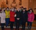 Bild: gi
Die Spenden aus dem Weihnachtskonzert des Frauenbundes übereichte die Vorsitzende Angela Striegl mit Musikerin und Organisatorin Petra Zielbauer (Zweite von rechts) an Pfarrer Josef Most für Innenrenovierung der Pfarrkirche.
