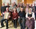 Bild: jzk
Monika Fink (vorne rechts) dankte den Volksmusikanten für ihre Beiträge. Alois Lippert (links daneben) war mit 92 Jahren der älteste Teilnehmer.