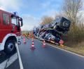 Bild: Alexander Auer
Bei Hemau droht ein Autotransporter umzukippen.