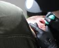 Bild: kmo
Ein Kreis und zwei Striche. Florian Bandl lässt sich in Amberg ein Tattoo mit einer eindeutigen Botschaft stechen, es soll seinen Mitmenschen im Notfall sagen: Ich bin Organspender.