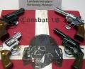 Bild: Horst Pfeiffer/dpa
Sichergestellte Waffen und ein Schild der Neonazi-Gruppe "Combat 18».