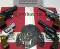 Archivbild: Horst Pfeiffer/dpa
Sichergestellte Waffen und ein Schild der kriminellen Neonazi-Gruppe "Combat 18" liegen im schleswig-holsteinischen Landeskriminalamt (LKA).