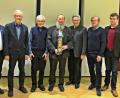 Bild: bph
Die Jahreshauptversammlung ernannte Dionys Ringlstetter (Vierter von links) zum Ehrenvorsitzenden des Männervereins Nabburg. Präses Hannes Lorenz (Dritter von rechts) unterstrich seinen Dank mit einer geschnitzten Figur des Heiligen Josef. Den Verein führen bis zu den Neuwahlen im kommenden Jahr zweiter Vorsitzender Walter Elberskirch (Zweiter von rechts) zusammen mit Kassier Anton Schopper (Zweiter von links), Schriftführer Arnold Richthammer (Dritter von links) und den Beisitzern Hans Greiner (links), Stefan Weber (rechts) sowie Albert Zitzmann (nicht im Bild).