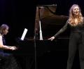 Bild: Petra Hartl
Mit dem Lied „Madrid“ von Pauline Viardot eröffnete Mezzosopranistin Lena Zeizel den Reigen bunter Melodien beim Konzertabend „Auf Flügeln des Gesanges“ im Stadttheater Amberg.